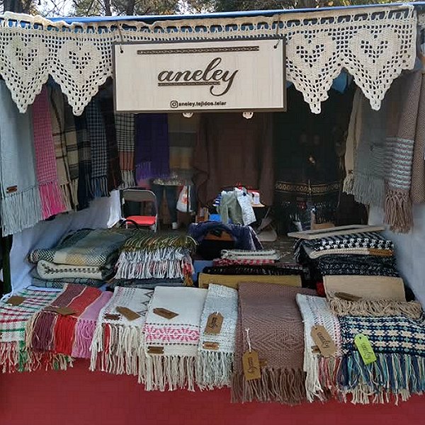 Aneley tejidos en telar artesanales feria en Ramos Mejia 0525